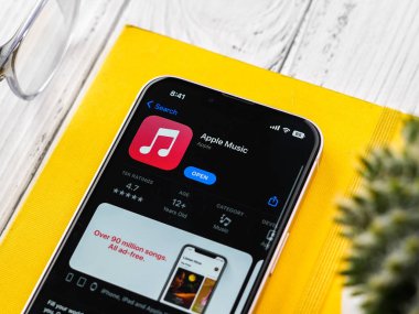 Batı Bangal, Hindistan - 28 Eylül 2021: Telefon ekranında Apple Müzik logosu.