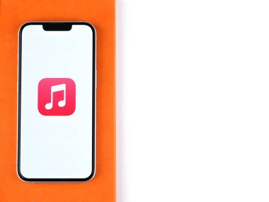 Batı Bangal, Hindistan - 28 Eylül 2021: Telefon ekranında Apple Müzik logosu.