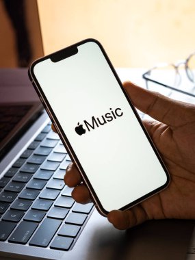 Batı Bangal, Hindistan - 28 Eylül 2021: Telefon ekranında Apple Müzik logosu.