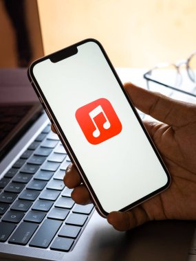 Batı Bangal, Hindistan - 28 Eylül 2021: Telefon ekranında Apple Müzik logosu.