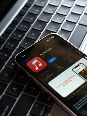 Batı Bangal, Hindistan - 28 Eylül 2021: Telefon ekranında Apple Müzik logosu.