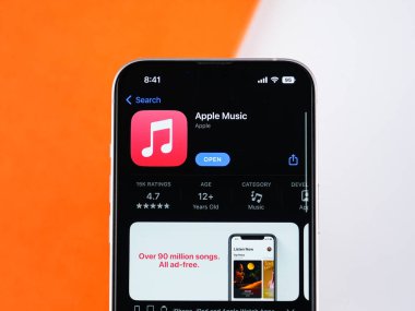 Batı Bangal, Hindistan - 28 Eylül 2021: Telefon ekranında Apple Müzik logosu.