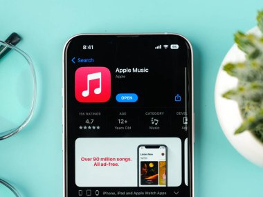 Batı Bangal, Hindistan - 28 Eylül 2021: Telefon ekranında Apple Müzik logosu.