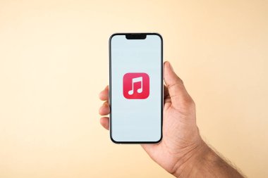 Batı Bangal, Hindistan - 28 Eylül 2021: Telefon ekranında Apple Müzik logosu.