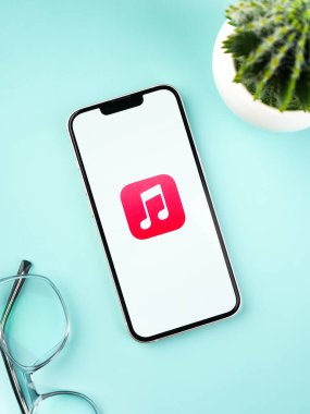 Batı Bangal, Hindistan - 28 Eylül 2021: Telefon ekranında Apple Müzik logosu.
