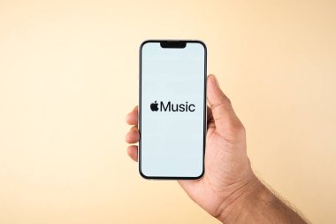 Batı Bangal, Hindistan - 28 Eylül 2021: Telefon ekranında Apple Müzik logosu.