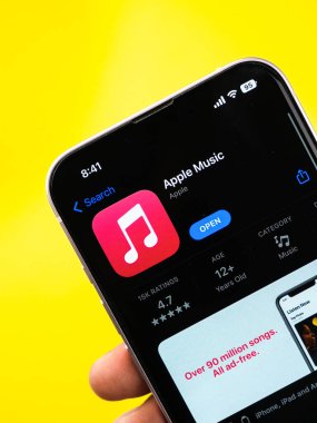 Batı Bangal, Hindistan - 28 Eylül 2021: Telefon ekranında Apple Müzik logosu.