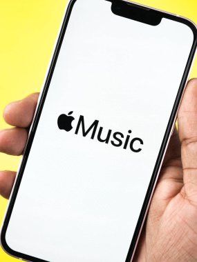 Batı Bangal, Hindistan - 28 Eylül 2021: Telefon ekranında Apple Müzik logosu.