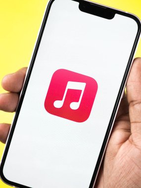 Batı Bangal, Hindistan - 28 Eylül 2021: Telefon ekranında Apple Müzik logosu.
