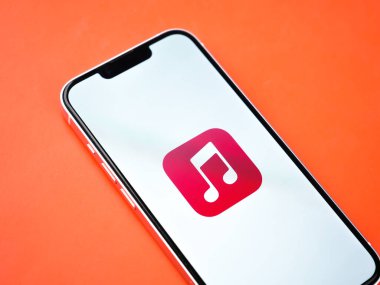 Batı Bangal, Hindistan - 28 Eylül 2021: Telefon ekranında Apple Müzik logosu.