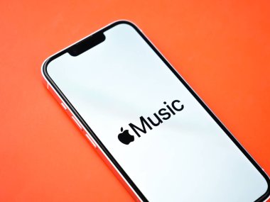 Batı Bangal, Hindistan - 28 Eylül 2021: Telefon ekranında Apple Müzik logosu.