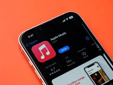 Batı Bangal, Hindistan - 28 Eylül 2021: Telefon ekranında Apple Müzik logosu.