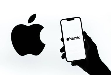 Batı Bangal, Hindistan - 28 Eylül 2021: Telefon ekranında Apple Müzik logosu.