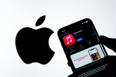 Batı Bangal, Hindistan - 28 Eylül 2021: Telefon ekranında Apple Müzik logosu.