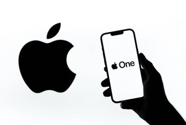 Batı Bangal, Hindistan - 28 Eylül 2021: Telefon ekranında Apple 1 logosu.