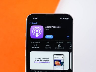 Assam, Hindistan - 30 Mart 2021: Apple Podcast 'leri telefon ekranı görüntüsü üzerine logo.