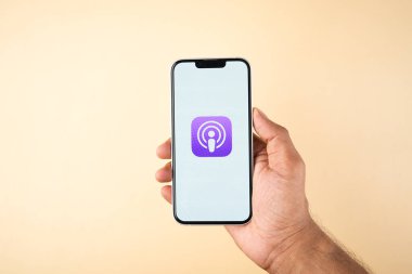 Assam, Hindistan - 30 Mart 2021: Apple Podcast 'leri telefon ekranı görüntüsü üzerine logo.