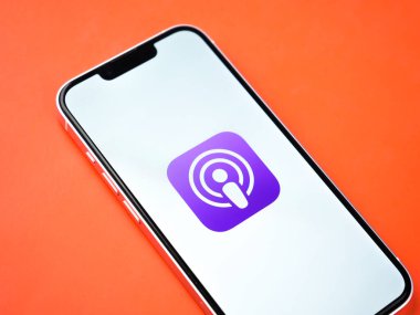 Assam, Hindistan - 30 Mart 2021: Apple Podcast 'leri telefon ekranı görüntüsü üzerine logo.