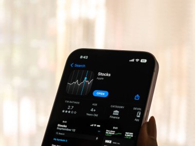 Batı Bangal, Hindistan - 20 Şubat 2023: Telefon ekranında Apple hisse uygulaması.