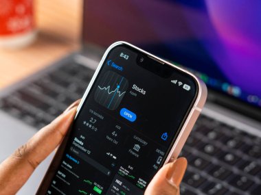 Batı Bangal, Hindistan - 20 Şubat 2023: Telefon ekranında Apple hisse uygulaması.