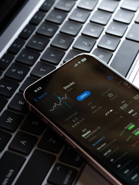 Batı Bangal, Hindistan - 20 Şubat 2023: Telefon ekranında Apple hisse uygulaması.