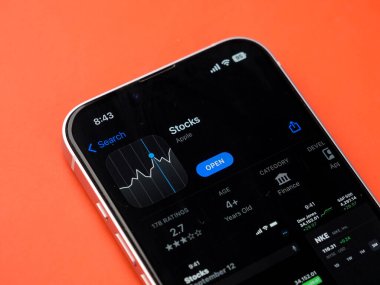 Batı Bangal, Hindistan - 20 Şubat 2023: Telefon ekranında Apple hisse uygulaması.