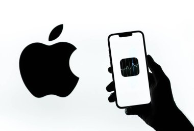 Batı Bangal, Hindistan - 20 Şubat 2023: Telefon ekranında Apple hisse uygulaması.