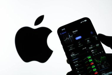 Batı Bangal, Hindistan - 20 Şubat 2023: Telefon ekranında Apple hisse uygulaması.