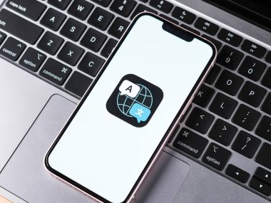 Batı Bangal, Hindistan - 20 Şubat 2023: Telefon ekranı görüntüsü üzerindeki Apple Çeviri uygulaması.