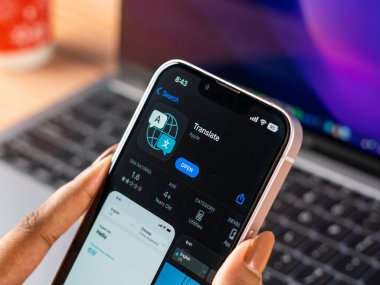 Batı Bangal, Hindistan - 20 Şubat 2023: Telefon ekranı görüntüsü üzerindeki Apple Çeviri uygulaması.