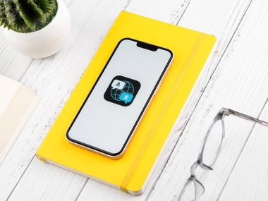 Batı Bangal, Hindistan - 20 Şubat 2023: Telefon ekranı görüntüsü üzerindeki Apple Çeviri uygulaması.