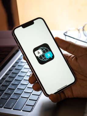 Batı Bangal, Hindistan - 20 Şubat 2023: Telefon ekranı görüntüsü üzerindeki Apple Çeviri uygulaması.