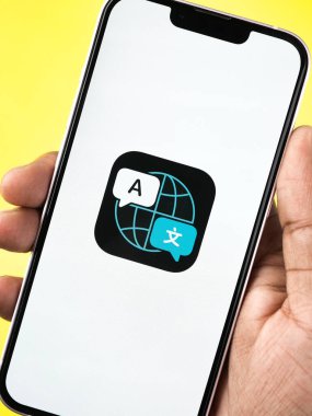 Batı Bangal, Hindistan - 20 Şubat 2023: Telefon ekranı görüntüsü üzerindeki Apple Çeviri uygulaması.