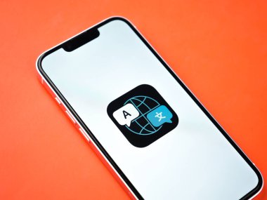 Batı Bangal, Hindistan - 20 Şubat 2023: Telefon ekranı görüntüsü üzerindeki Apple Çeviri uygulaması.