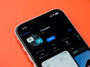 Batı Bangal, Hindistan - 20 Şubat 2023: Telefon ekranı görüntüsü üzerindeki Apple Çeviri uygulaması.