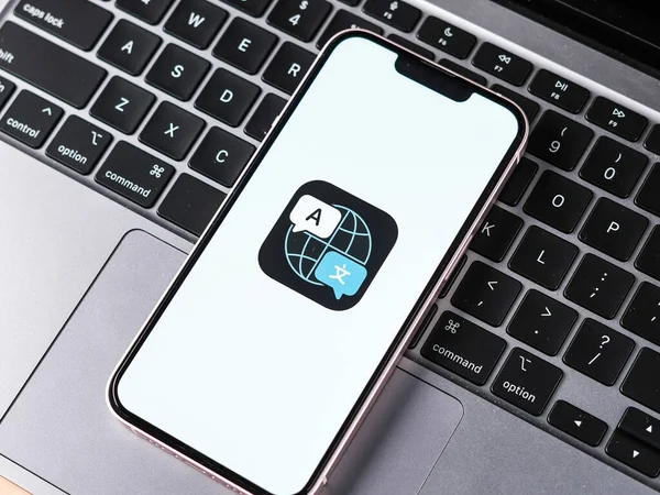 Batı Bangal, Hindistan - 20 Şubat 2023: Telefon ekranı görüntüsü üzerindeki Apple Çeviri uygulaması.
