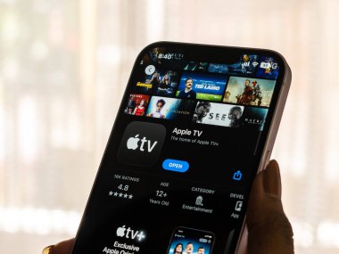 Assam, Hindistan - 24 Eylül 2020: Telefon ekranında Apple TV logosu.