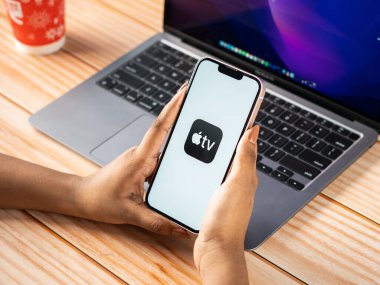 Assam, Hindistan - 24 Eylül 2020: Telefon ekranında Apple TV logosu.