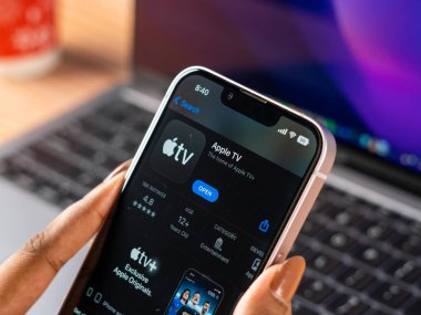 Assam, Hindistan - 24 Eylül 2020: Telefon ekranında Apple TV logosu.
