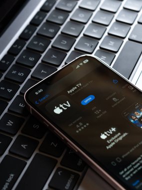 Assam, Hindistan - 24 Eylül 2020: Telefon ekranında Apple TV logosu.