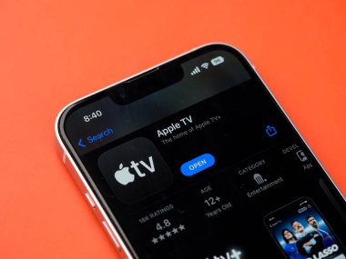 Assam, Hindistan - 24 Eylül 2020: Telefon ekranında Apple TV logosu.