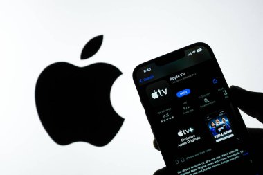 Assam, Hindistan - 24 Eylül 2020: Telefon ekranında Apple TV logosu.