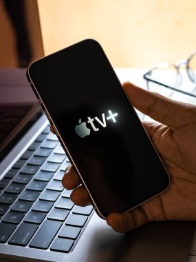 Assam, Hindistan - 24 Eylül 2020: Telefon ekranında Apple TV logosu.
