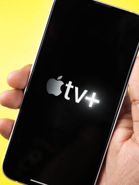 Assam, Hindistan - 24 Eylül 2020: Telefon ekranında Apple TV logosu.