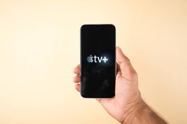Assam, Hindistan - 24 Eylül 2020: Telefon ekranında Apple TV logosu.