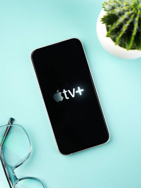 Assam, Hindistan - 24 Eylül 2020: Telefon ekranında Apple TV logosu.