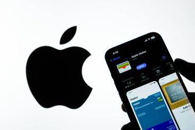 Assam, Hindistan - 30 Mart 2021: Telefon ekranında Apple Cüzdan logosu.