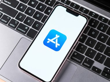 Assam, Hindistan - 30 Mart 2021: Telefon ekranında Apple uygulama mağazası logosu.