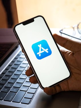 Assam, Hindistan - 30 Mart 2021: Telefon ekranında Apple uygulama mağazası logosu.