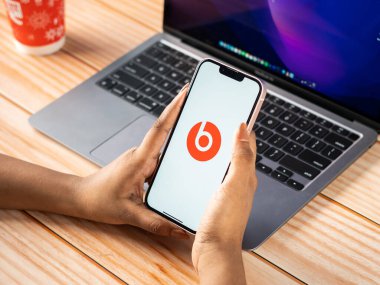 Assam, Hindistan - 30 Mart 2021: Telefon ekranındaki logodan daha iyi.